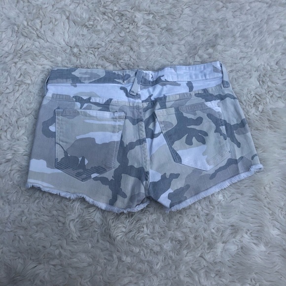 TEXTILE Elizabeth and James Cooper Camo Shorts - Picture 5 of 6